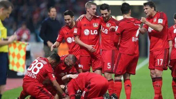  德甲黑马弗赖堡爆冷击败拜仁引热议  