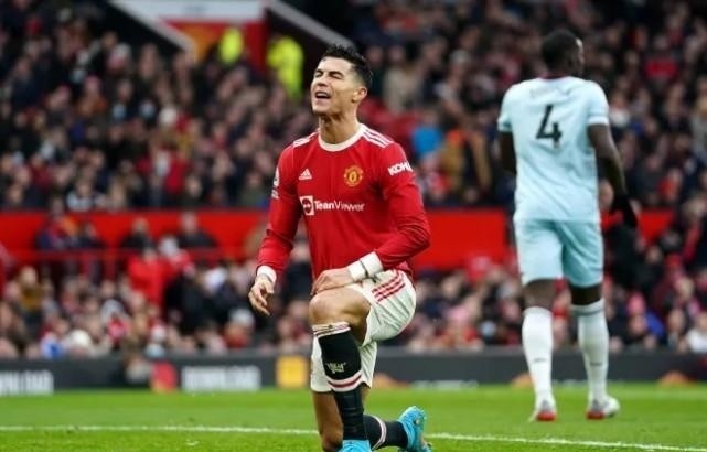  Tottenham争议红牌少打一人仍顽强战平曼联  